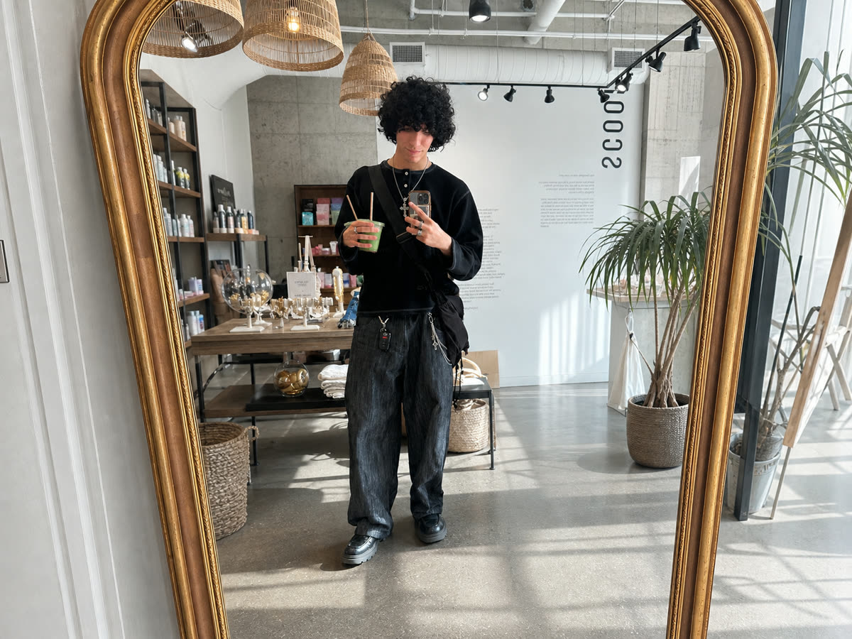 Outfittr detecting a black shirt, wide-leg jeans, platform shoes, and crossbody bag